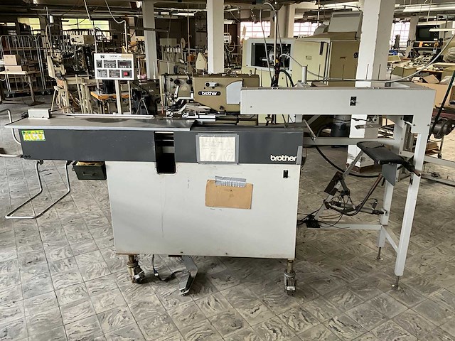 Brother bas500 knoopsgatenautomaat - afbeelding 1 van  8