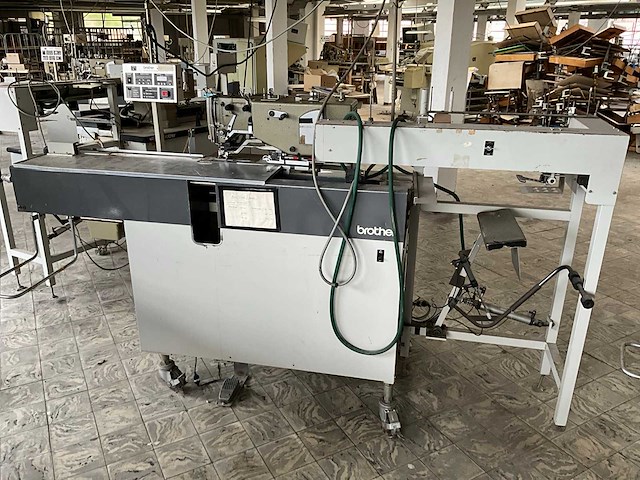Brother bas500 knoopsgatenautomaat - afbeelding 1 van  11