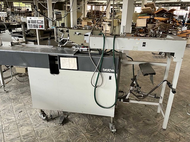 Brother bas500 knoopsgatenautomaat - afbeelding 4 van  11