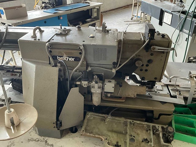 Brother bas500 knoopsgatenautomaat - afbeelding 4 van  10