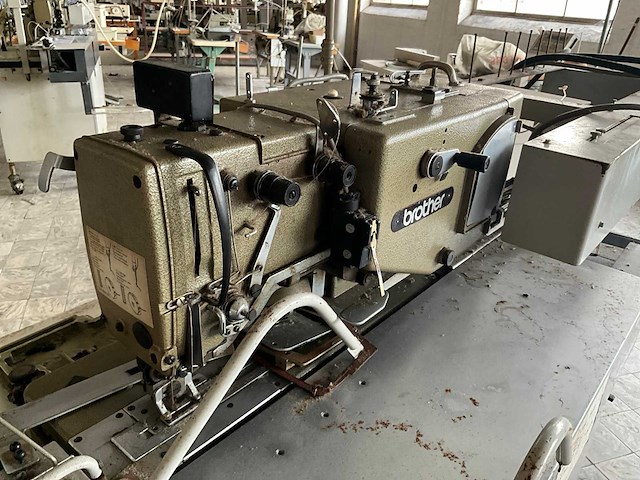 Brother bas500 knoopsgatenautomaat - afbeelding 7 van  10
