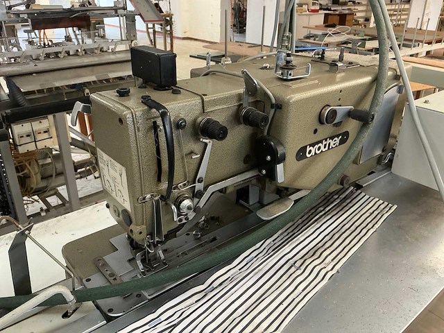 Brother bas500 knoopsgatenautomaat - afbeelding 4 van  5