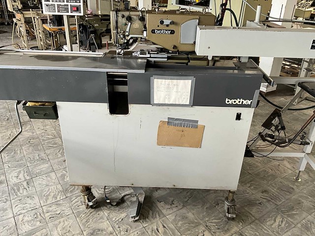 Brother bas500 knoopsgatenautomaat - afbeelding 2 van  5