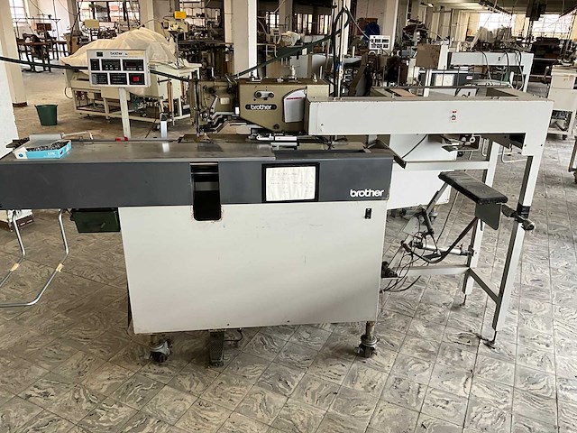 Brother bas500 knoopsgatenautomaat - afbeelding 1 van  10