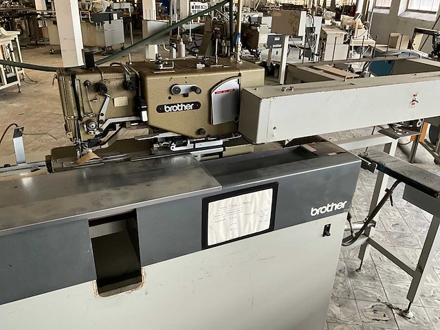 Brother bas500 knoopsgatenautomaat - afbeelding 3 van  10