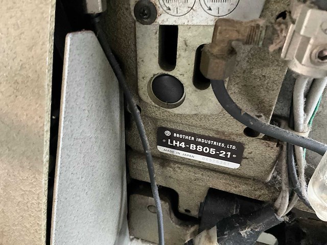 Brother bas500 knoopsgatenautomaat - afbeelding 1 van  5