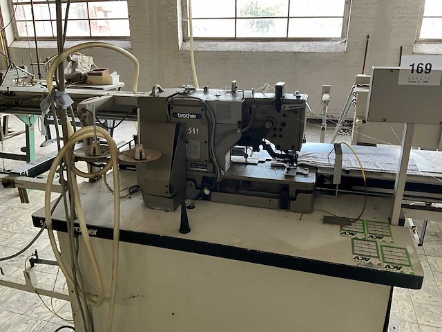 Brother bas500 knoopsgatenautomaat - afbeelding 2 van  5