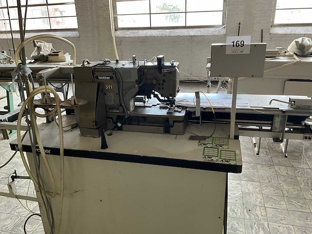 Brother bas500 knoopsgatenautomaat - afbeelding 3 van  5
