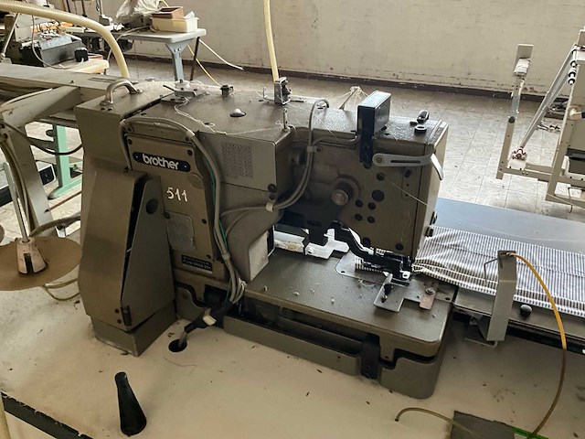 Brother bas500 knoopsgatenautomaat - afbeelding 9 van  13