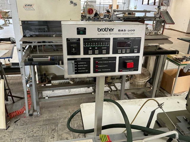 Brother bas500 knoopsgatenautomaat - afbeelding 3 van  5