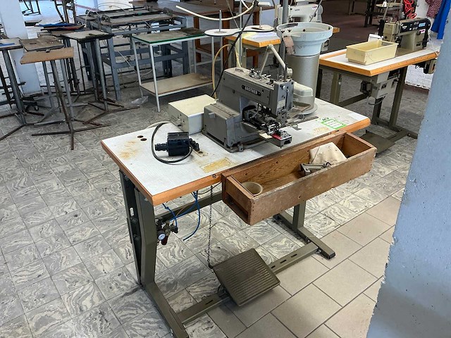 Brother cb3 b915 1 knopenaanzetmachine + robot - afbeelding 1 van  4