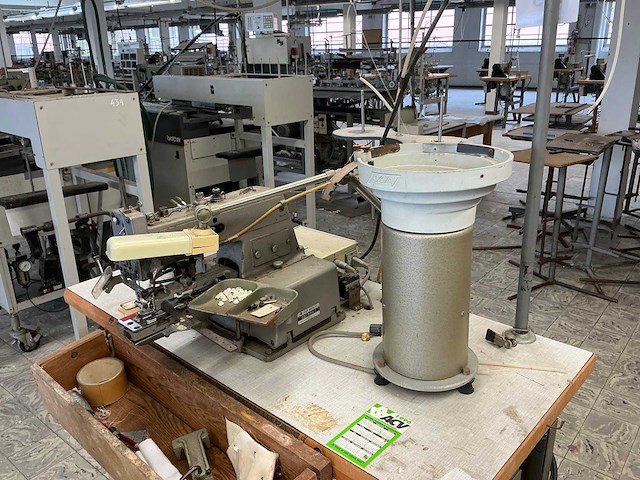 Brother cb3 b915 1 knopenaanzetmachine + robot - afbeelding 3 van  4