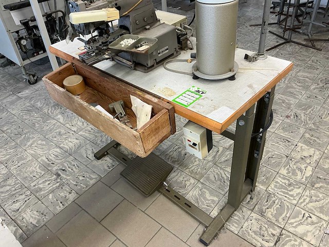 Brother cb3 b915 1 knopenaanzetmachine + robot - afbeelding 4 van  4