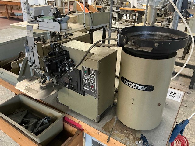 Brother cb3 b91761 knopenaanzetmachine + robot - afbeelding 2 van  4