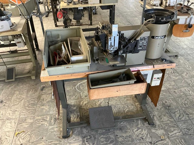 Brother cb3 b91761 knopenaanzetmachine + robot - afbeelding 4 van  4