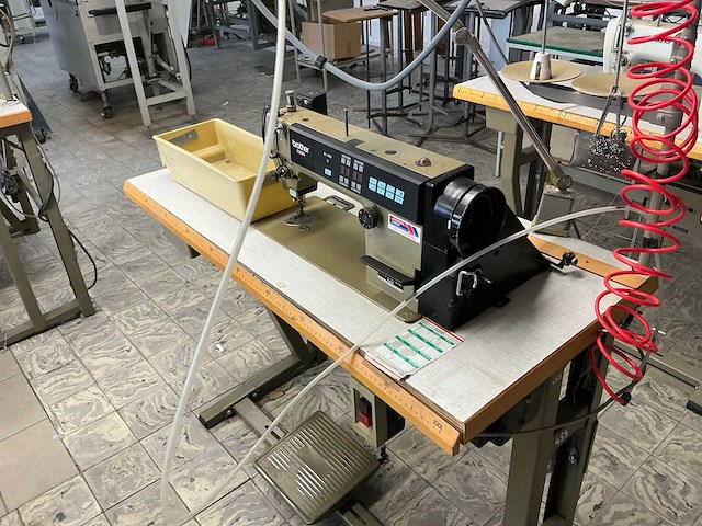 Brother db2 b737 913 snelnaaier naaimachine - afbeelding 2 van  2