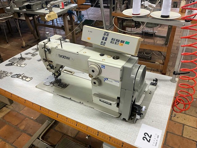 Brother db2-b774-903 naaimachine boventransport - afbeelding 2 van  3