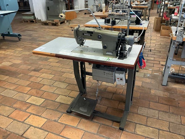 Brother db2-b790-503 naaimachine met naaldtransport - afbeelding 1 van  5
