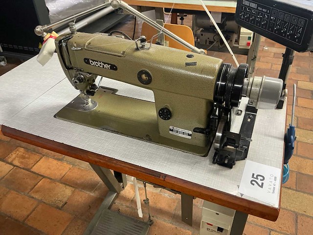Brother db2-b790-503 naaimachine met naaldtransport - afbeelding 1 van  4