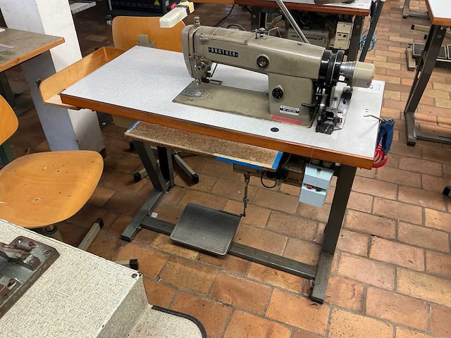 Brother db2-b790-603 naaimachine met naaldtransport - afbeelding 1 van  7