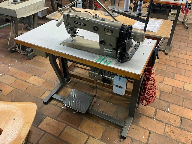 Brother db2-b790-603 naaimachine met naaldtransport - afbeelding 1 van  8