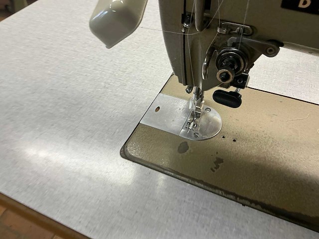 Brother db2-b790-603 naaimachine met naaldtransport - afbeelding 1 van  2