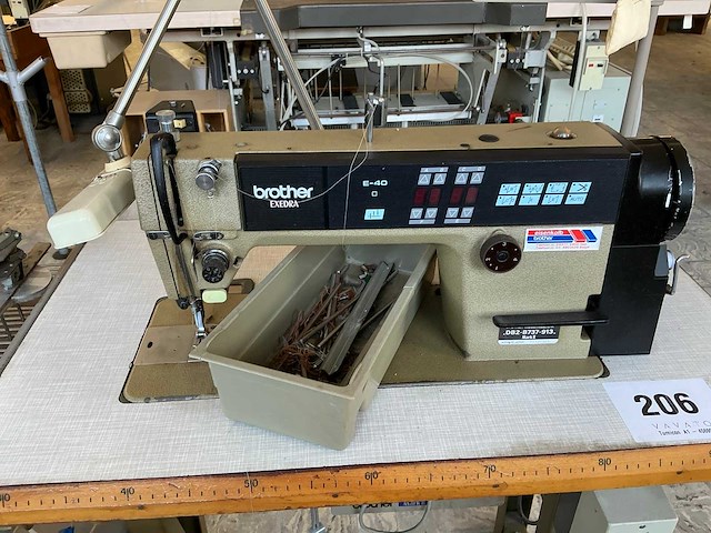 Brother exendra db2-b737-913 snelnaaier naaimachine - afbeelding 2 van  4