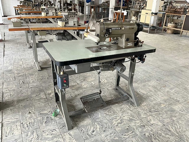 Brother lt2 b832 503 2-naalds naaimachine - afbeelding 1 van  5