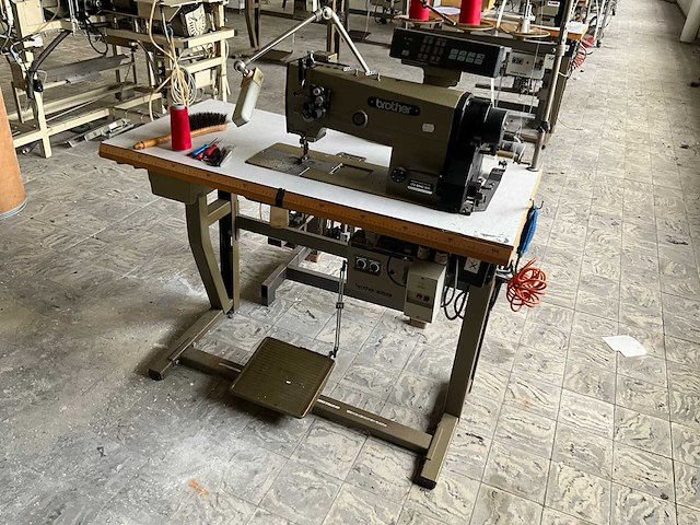 Brother lt2 b842 905 2-naalds naaimachine met langstukstapelaar beisler - afbeelding 1 van  9