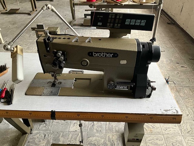 Brother lt2 b842 905 2-naalds naaimachine met langstukstapelaar beisler - afbeelding 2 van  9
