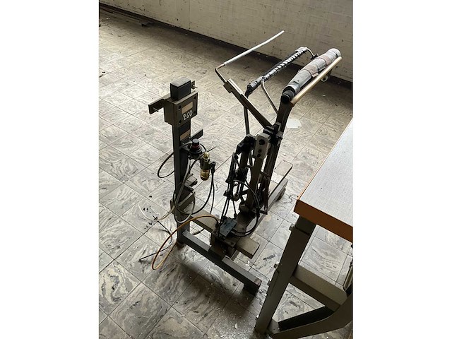 Brother lt2 b842 905 2-naalds naaimachine met langstukstapelaar beisler - afbeelding 9 van  9