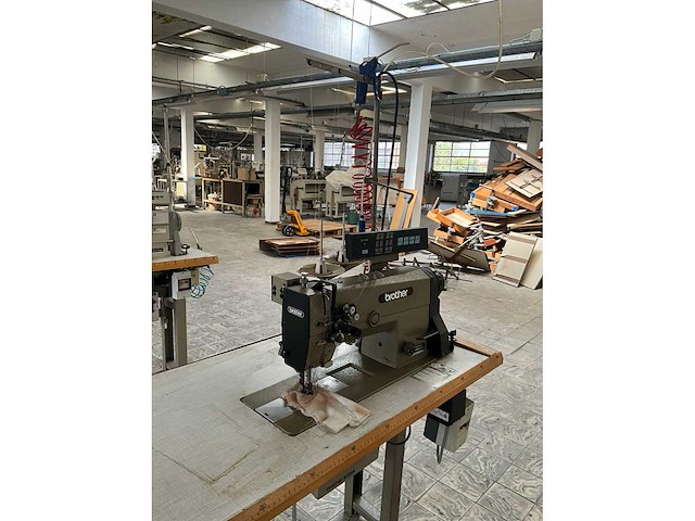 Brother lt2 b842 905 2-naalds naaimachine - afbeelding 2 van  6