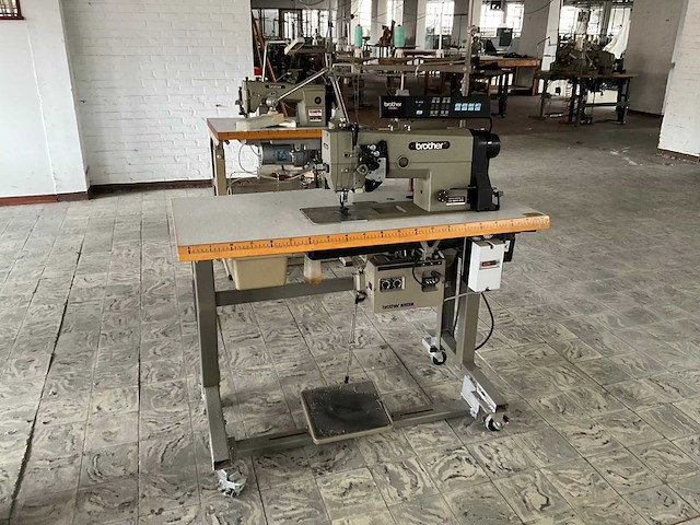Brother lt2 b845 903 2-naalds naaimachine - afbeelding 8 van  9