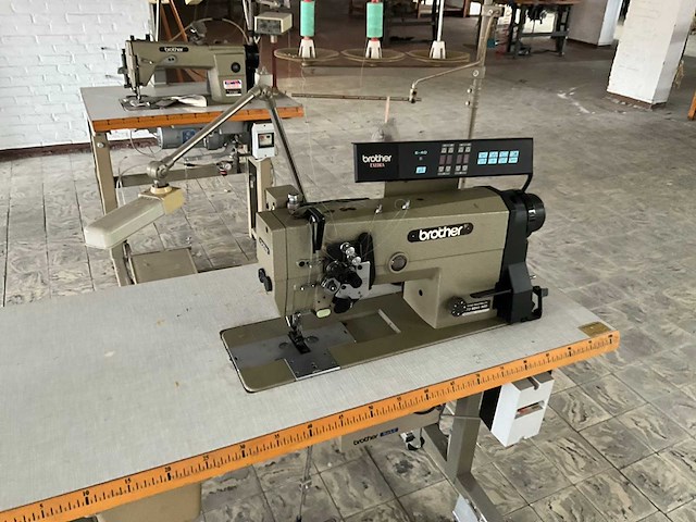 Brother lt2 b845 903 2-naalds naaimachine - afbeelding 1 van  5
