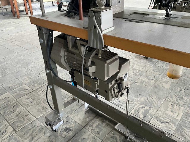 Brother lt2 b845 903 2-naalds naaimachine - afbeelding 5 van  5