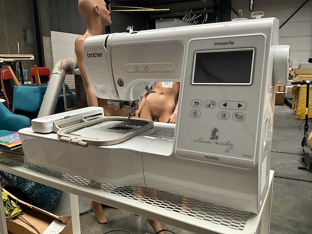 Brother m240ed borduurmachine - afbeelding 1 van  7