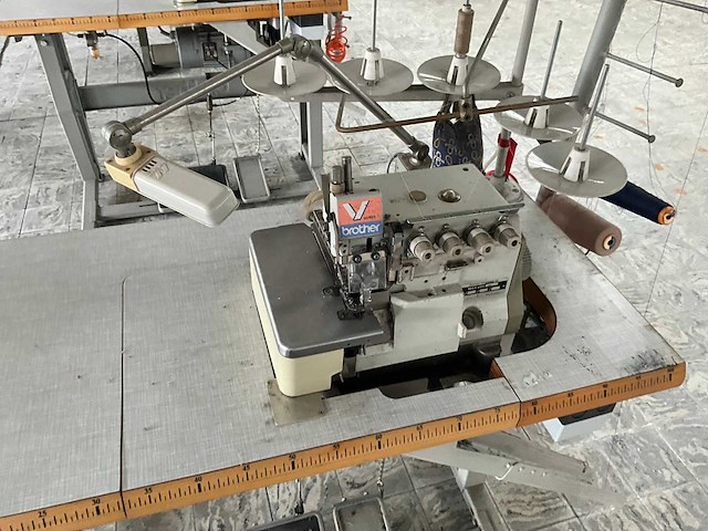 Brother ma4 v61 64-5 safetystitch machine - afbeelding 4 van  9