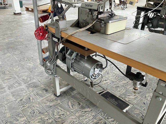 Brother ma4 v61 64-5 safetystitch machine - afbeelding 7 van  9