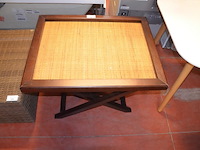 Bruin houten bijzet tafeltje met rotan blad afm. 90x70x55 - afbeelding 2 van  4