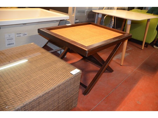 Bruin houten bijzet tafeltje met rotan blad afm. 90x70x55 - afbeelding 3 van  4