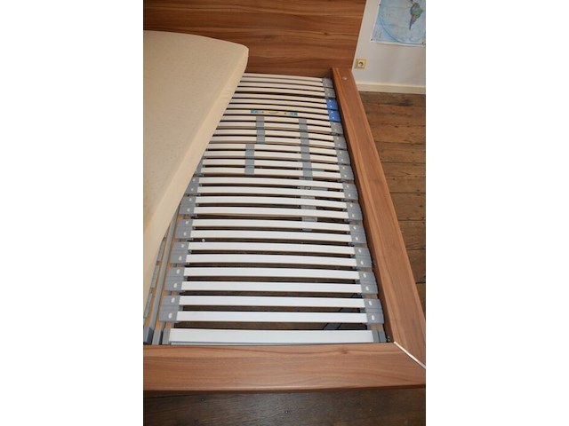 Bruin houten slaapkamer bestaande uit tweepersoonsbed afm. 225x215 met lattenbodem, kleerkast 2 schuifdeuren met spiegel afm. 225x65x240, bruin houten dekenkist, zitzak geel - afbeelding 2 van  15