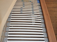 Bruin houten slaapkamer bestaande uit tweepersoonsbed afm. 225x215 met lattenbodem, kleerkast 2 schuifdeuren met spiegel afm. 225x65x240, bruin houten dekenkist, zitzak geel - afbeelding 2 van  15