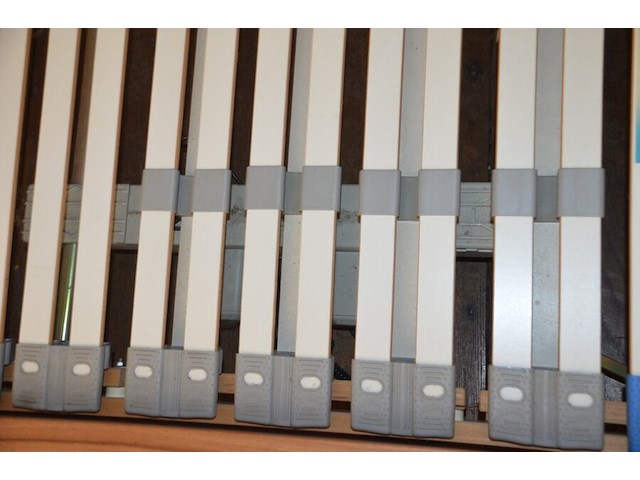 Bruin houten slaapkamer bestaande uit tweepersoonsbed afm. 225x215 met lattenbodem, kleerkast 2 schuifdeuren met spiegel afm. 225x65x240, bruin houten dekenkist, zitzak geel - afbeelding 3 van  15