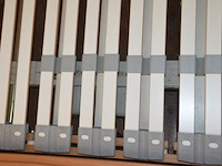Bruin houten slaapkamer bestaande uit tweepersoonsbed afm. 225x215 met lattenbodem, kleerkast 2 schuifdeuren met spiegel afm. 225x65x240, bruin houten dekenkist, zitzak geel - afbeelding 3 van  15