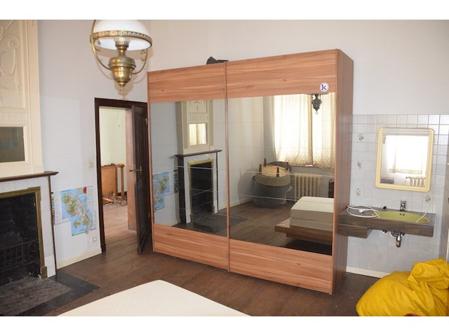 Bruin houten slaapkamer bestaande uit tweepersoonsbed afm. 225x215 met lattenbodem, kleerkast 2 schuifdeuren met spiegel afm. 225x65x240, bruin houten dekenkist, zitzak geel - afbeelding 4 van  15