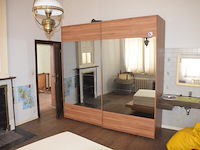 Bruin houten slaapkamer bestaande uit tweepersoonsbed afm. 225x215 met lattenbodem, kleerkast 2 schuifdeuren met spiegel afm. 225x65x240, bruin houten dekenkist, zitzak geel - afbeelding 4 van  15