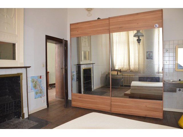 Bruin houten slaapkamer bestaande uit tweepersoonsbed afm. 225x215 met lattenbodem, kleerkast 2 schuifdeuren met spiegel afm. 225x65x240, bruin houten dekenkist, zitzak geel - afbeelding 5 van  15