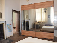 Bruin houten slaapkamer bestaande uit tweepersoonsbed afm. 225x215 met lattenbodem, kleerkast 2 schuifdeuren met spiegel afm. 225x65x240, bruin houten dekenkist, zitzak geel - afbeelding 5 van  15