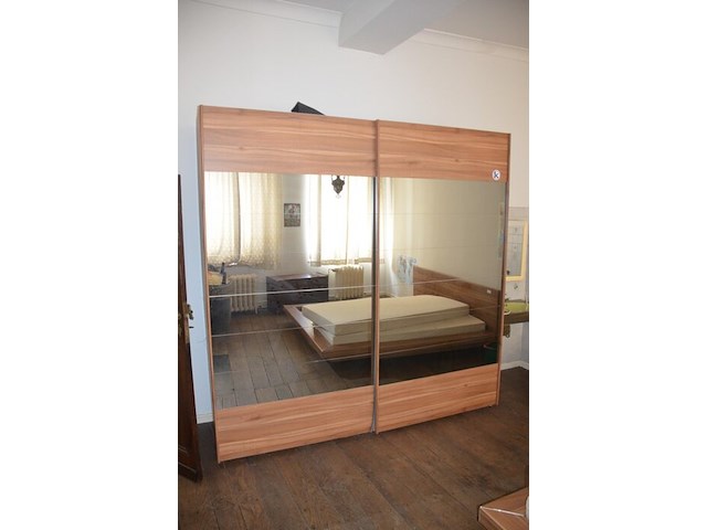 Bruin houten slaapkamer bestaande uit tweepersoonsbed afm. 225x215 met lattenbodem, kleerkast 2 schuifdeuren met spiegel afm. 225x65x240, bruin houten dekenkist, zitzak geel - afbeelding 6 van  15