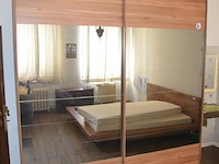 Bruin houten slaapkamer bestaande uit tweepersoonsbed afm. 225x215 met lattenbodem, kleerkast 2 schuifdeuren met spiegel afm. 225x65x240, bruin houten dekenkist, zitzak geel - afbeelding 6 van  15